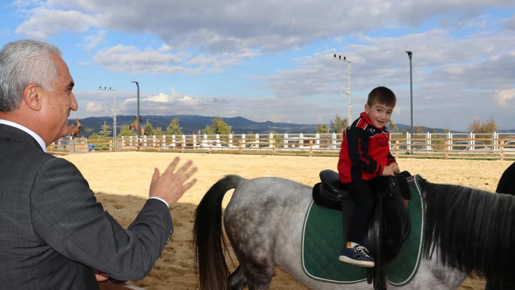 Engelli çocuklar atlı terapi ile hayata bağlanıyor