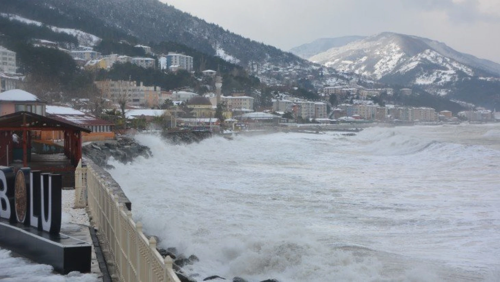 Etkili olan fırtına nedeniyle 4 metre yüksekliğinde dalgalar oluştu