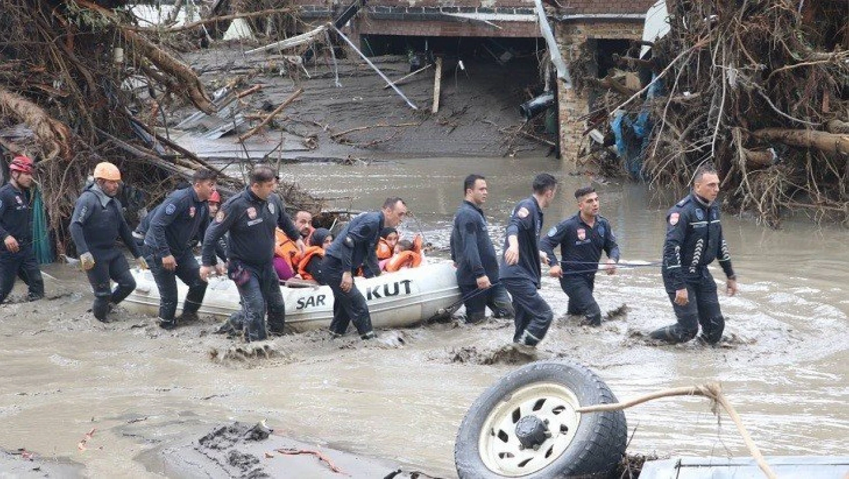 Evleri sular altında kalan vatandaşlar botlarla tahliye edildi