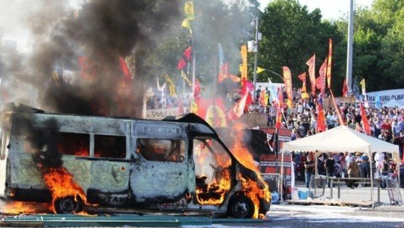 Eylemciler bir minibüs daha yaktı