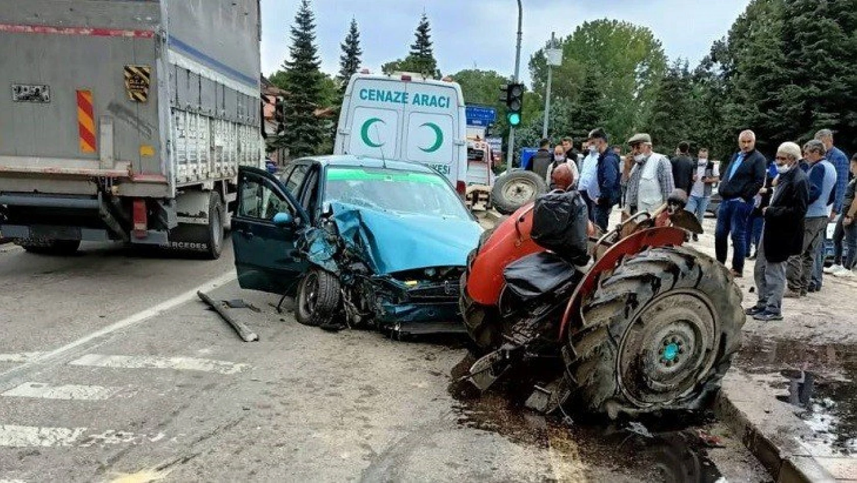 Feci kaza! Traktör ikiye bölündü: 3 yaralı