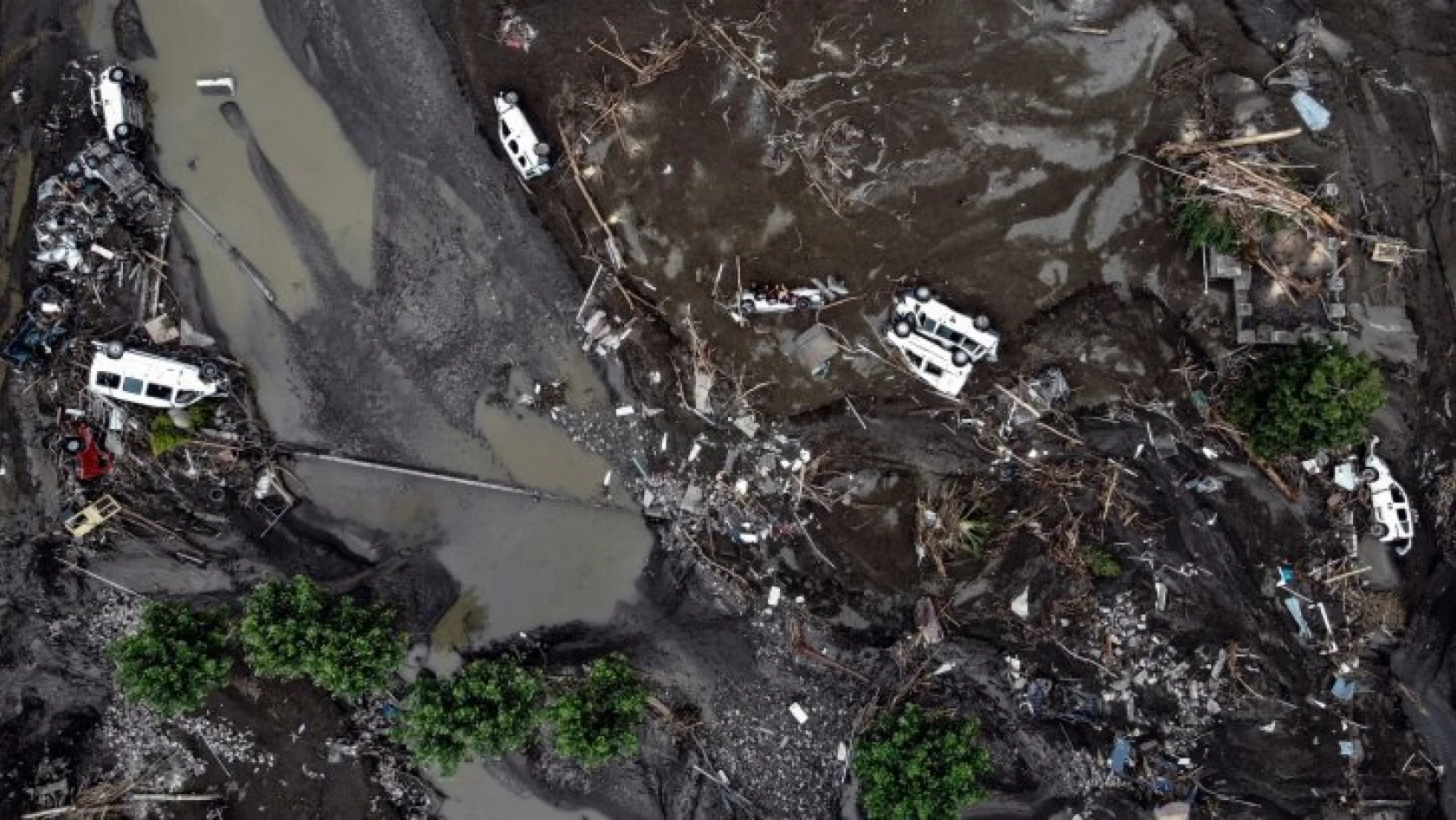 Sel felaketi yüzlerce aracı çamura gömdü