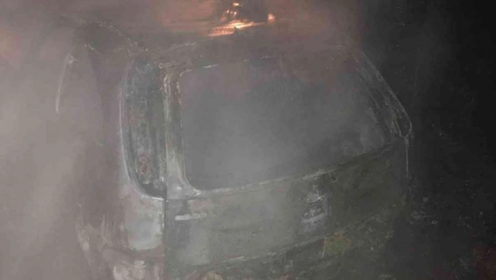 Gaz pedalı takılı kalan araç, alev alev yandı