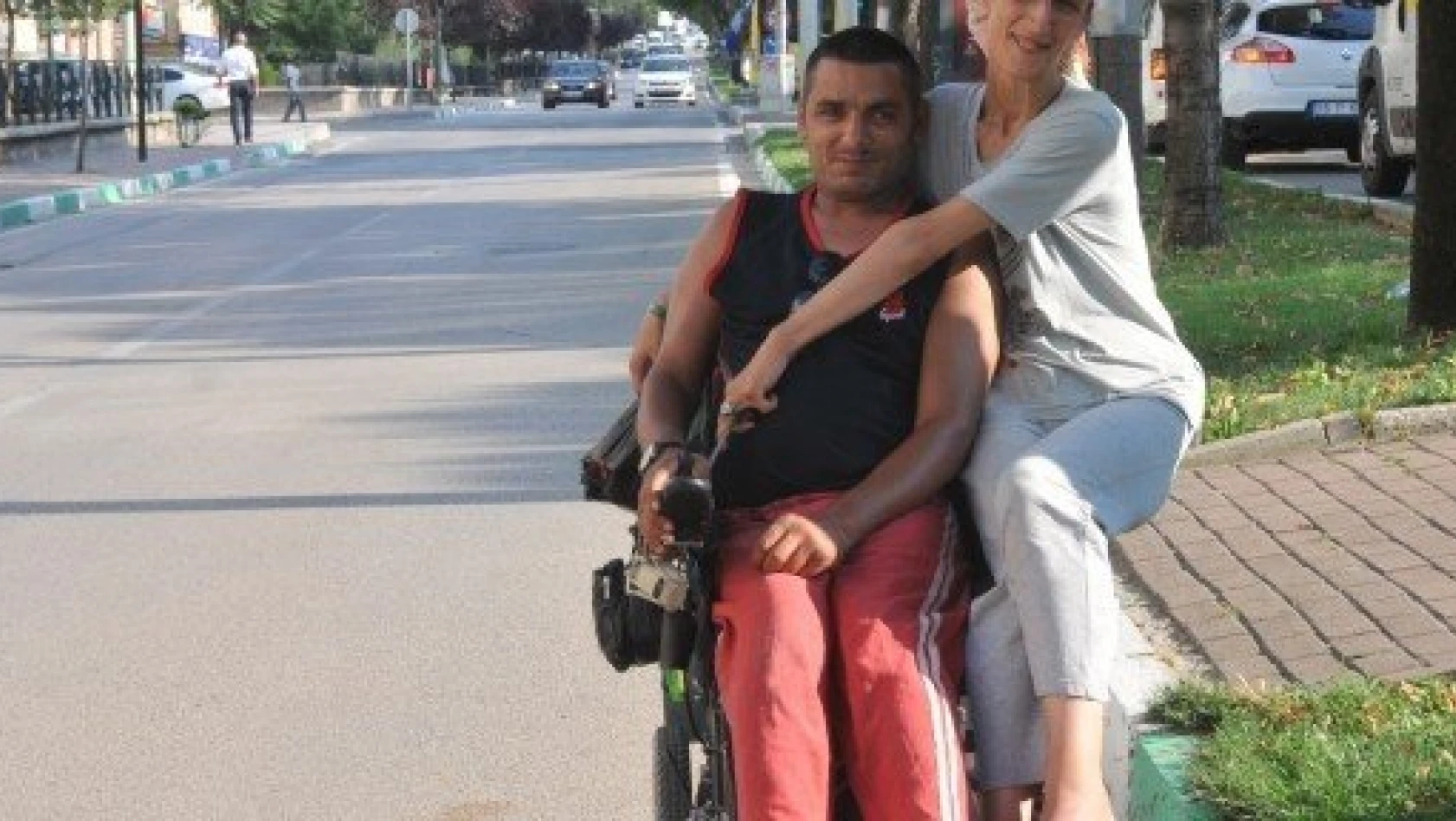 Genç çift aynı tekerlekli sandalyeyi kullanıyor
