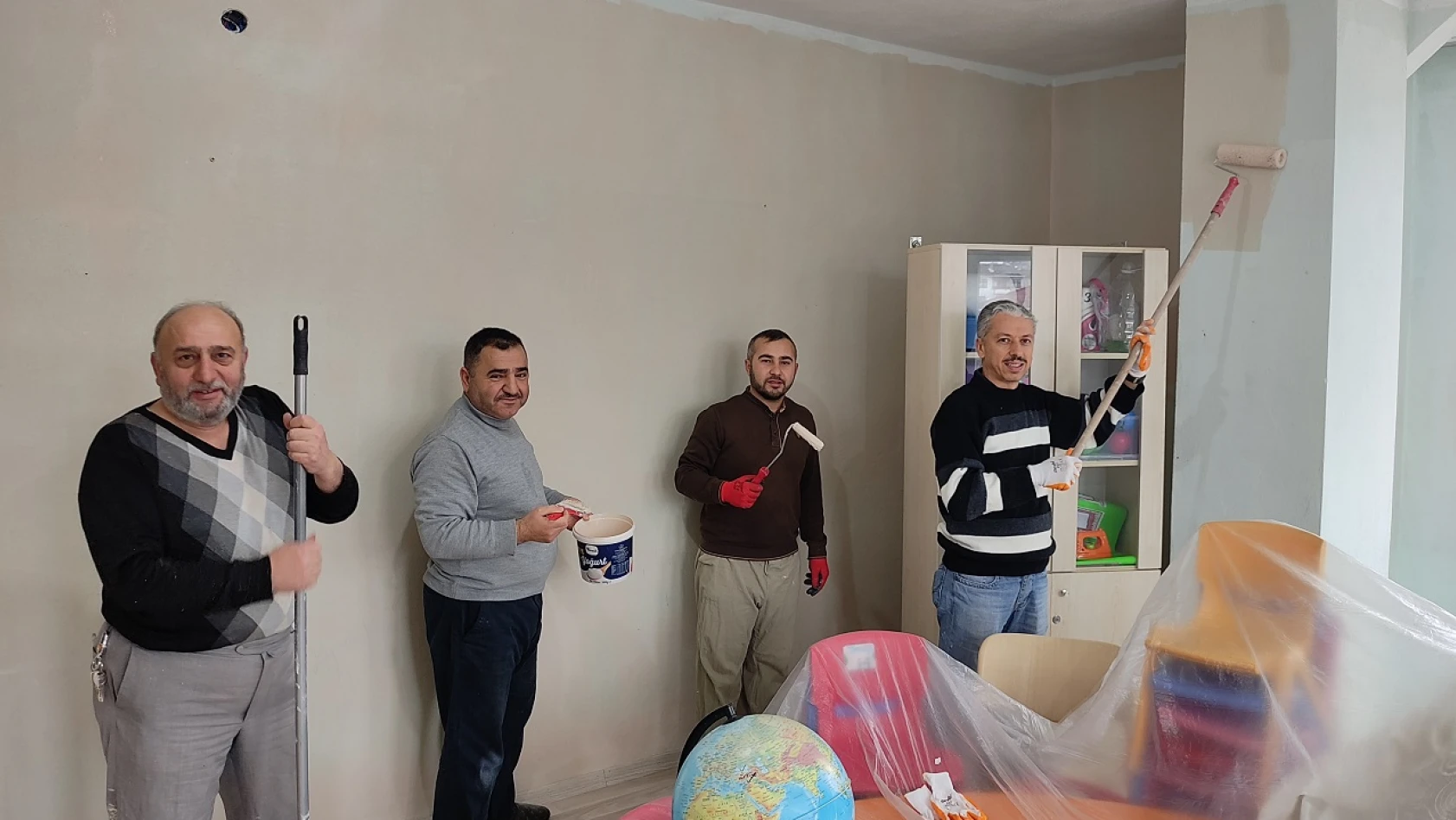 Gönüllü imamlar Kur'an kursunu boyadı