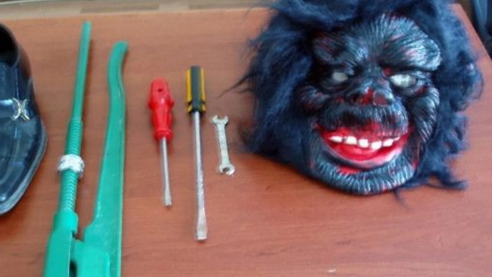 Goril Maskeli Hırsız Giresun'da Yakalandı 