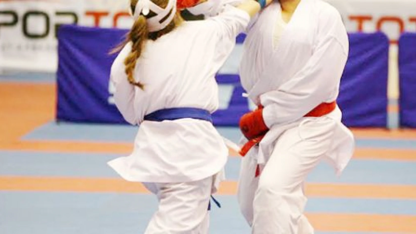 Hendekli karateciler, Karadağ'dan şampiyonlukla döndü
