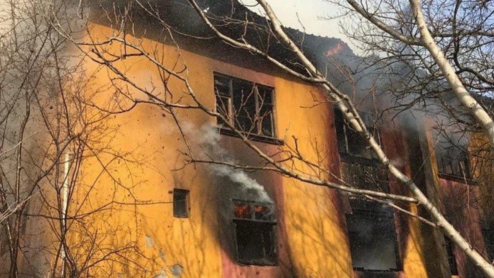 Hırsızlık yaptığı evi ateşe verdiği iddia edilen zanlı tutuklandı