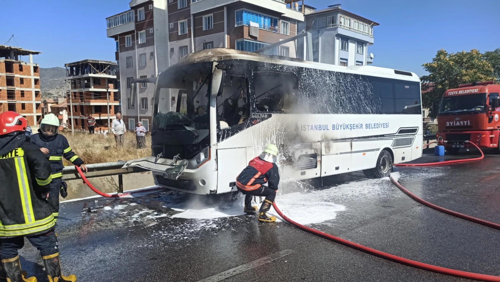 İBB'ye ait yolcu midibüsü Tosya'da yandı