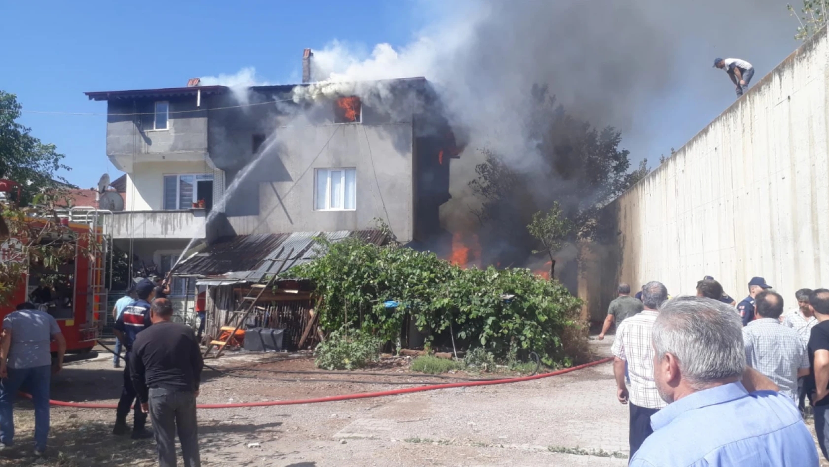 İğdir köyünde yangın! 3 katlı binada hasar oluştu