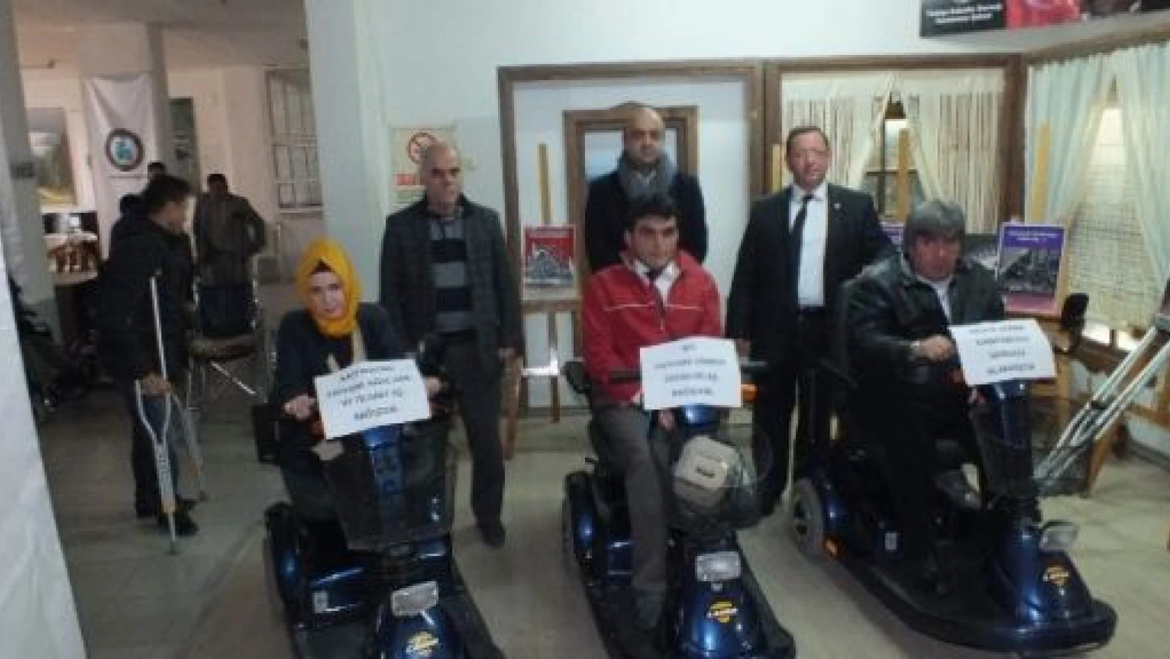 İhtiyaç Sahibi Engellilere Tekerlekli Sandalye Hediye Edildi 