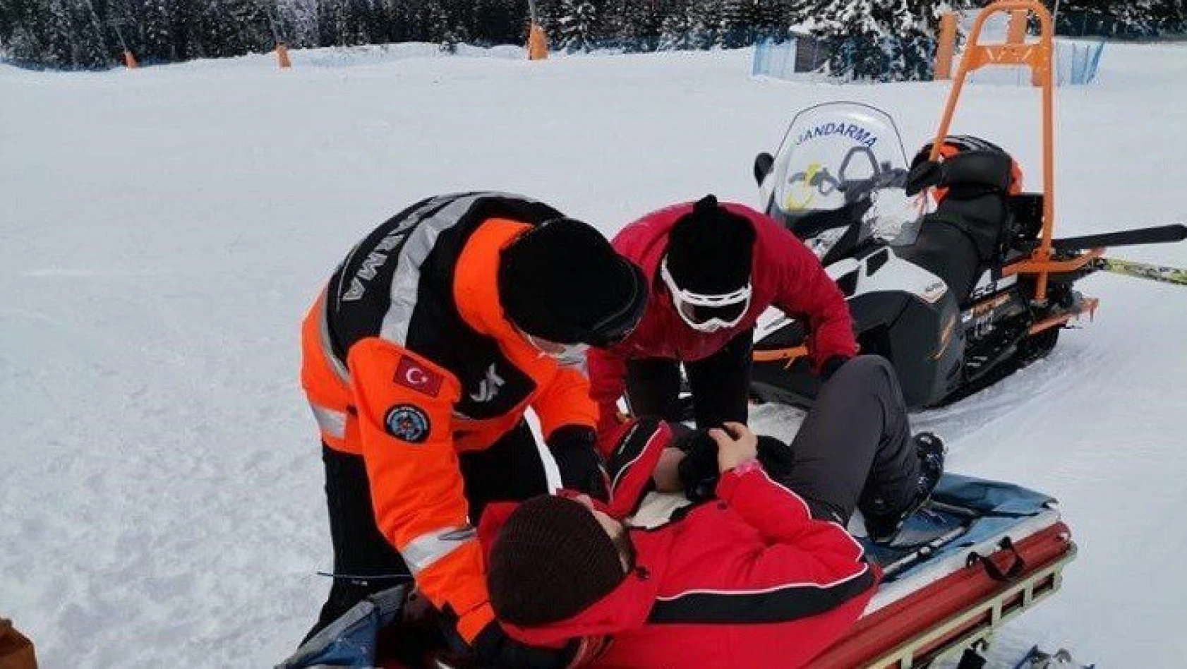 Ilgaz'da kaza geçiren kayakçılara ilk müdahaleyi jandarma yapıyor