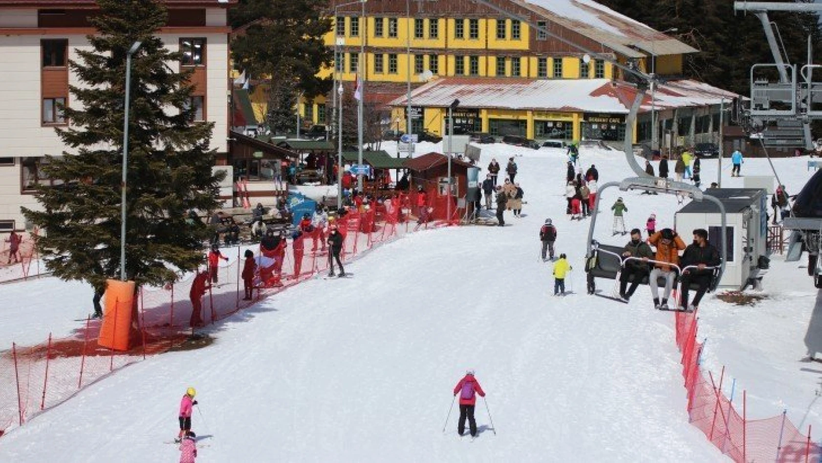 Ilgaz Dağı Kayak Merkezi'nde kısıtlamasız hafta sonu yoğunluğu yaşandı