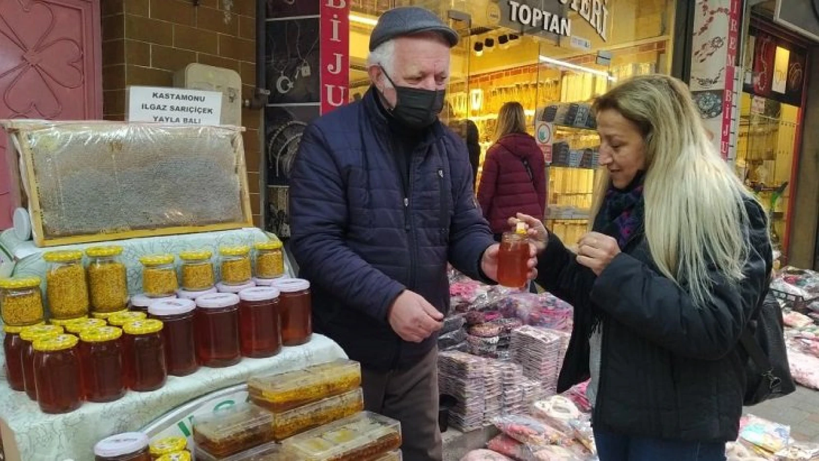 Ilgaz'ın balını Uludağ'ın eteklerinde satıyor