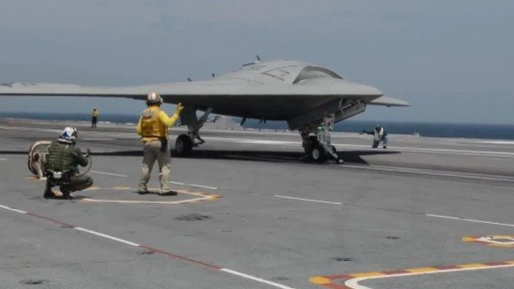 İlk insansız savaş jeti 'X-47B'den gövde gösterisi
