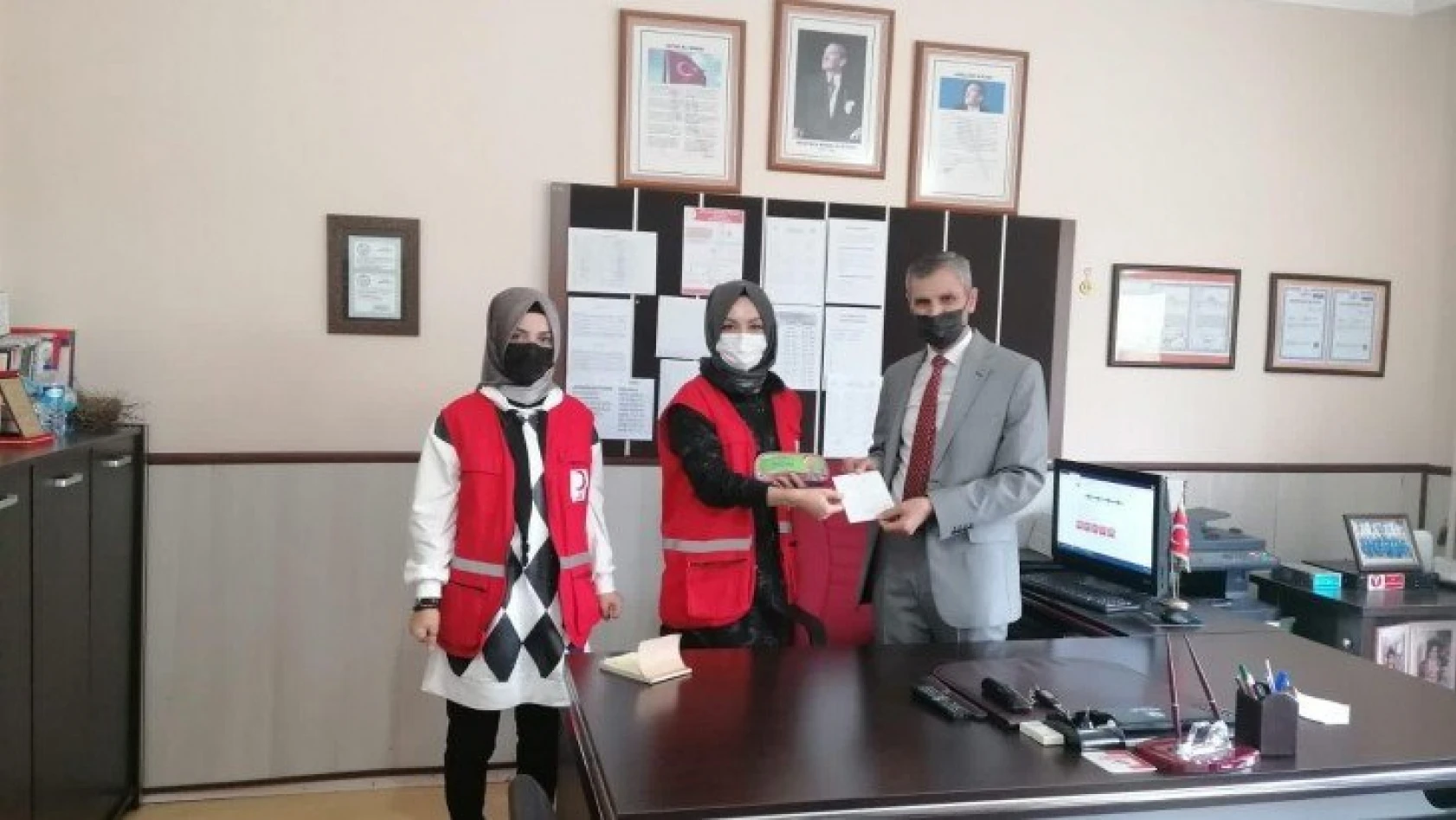 İlkokul öğrencilerinden İzmir'deki depremzedelere yardım