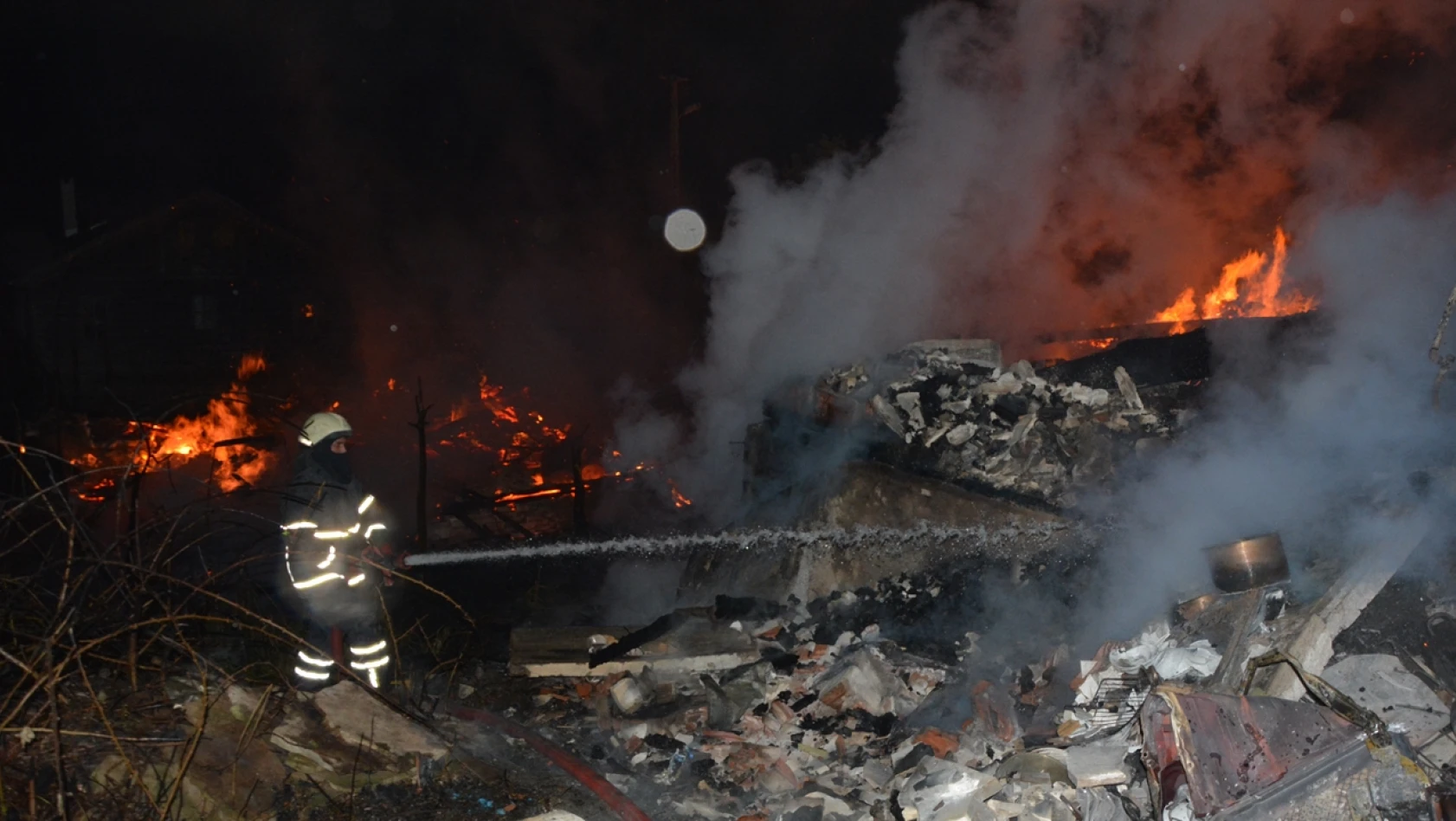 İnebolu'da yangın! 6 ev zarar gördü