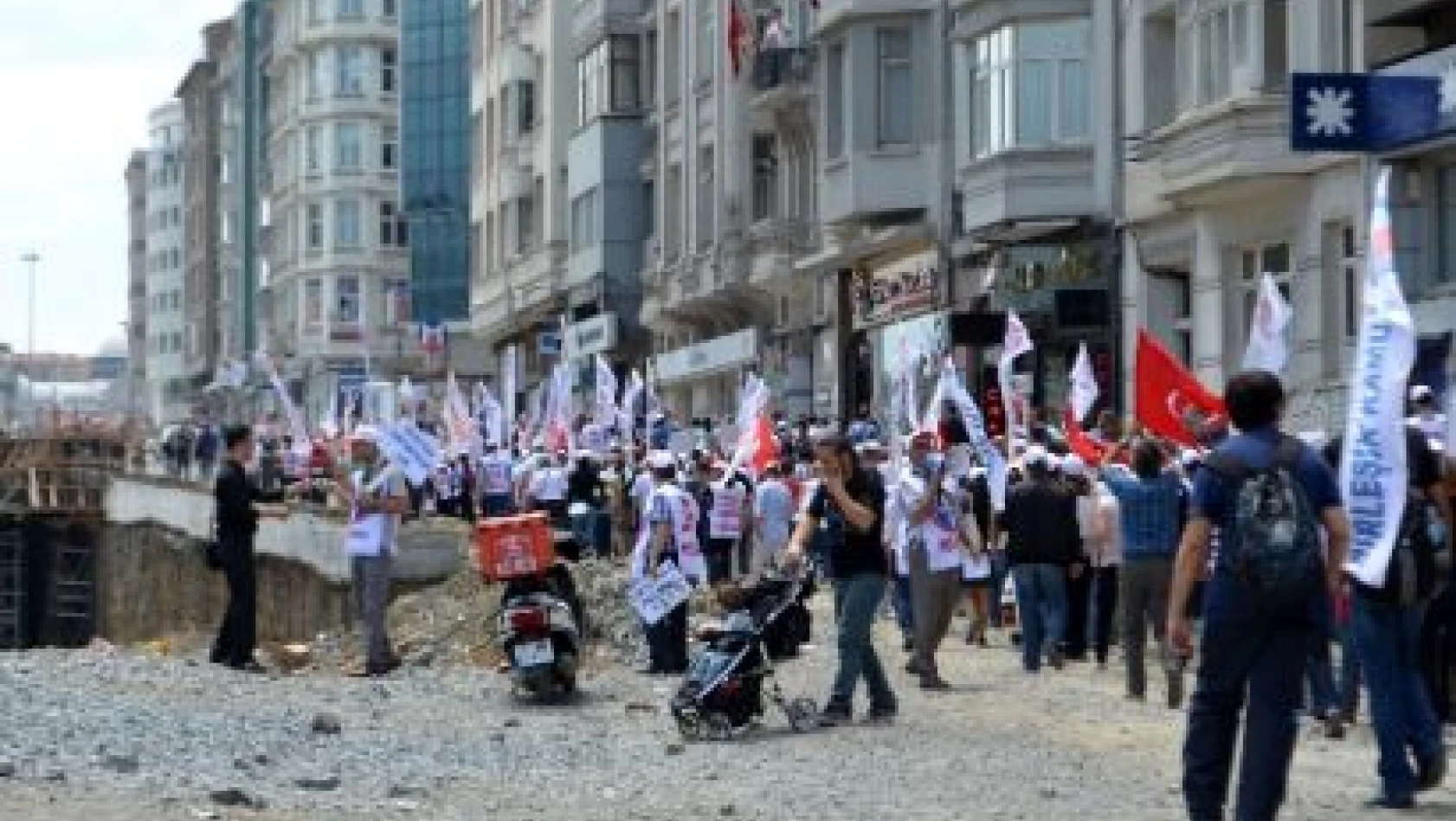 İş bırakan sendikalılar Taksim'e yürüdü