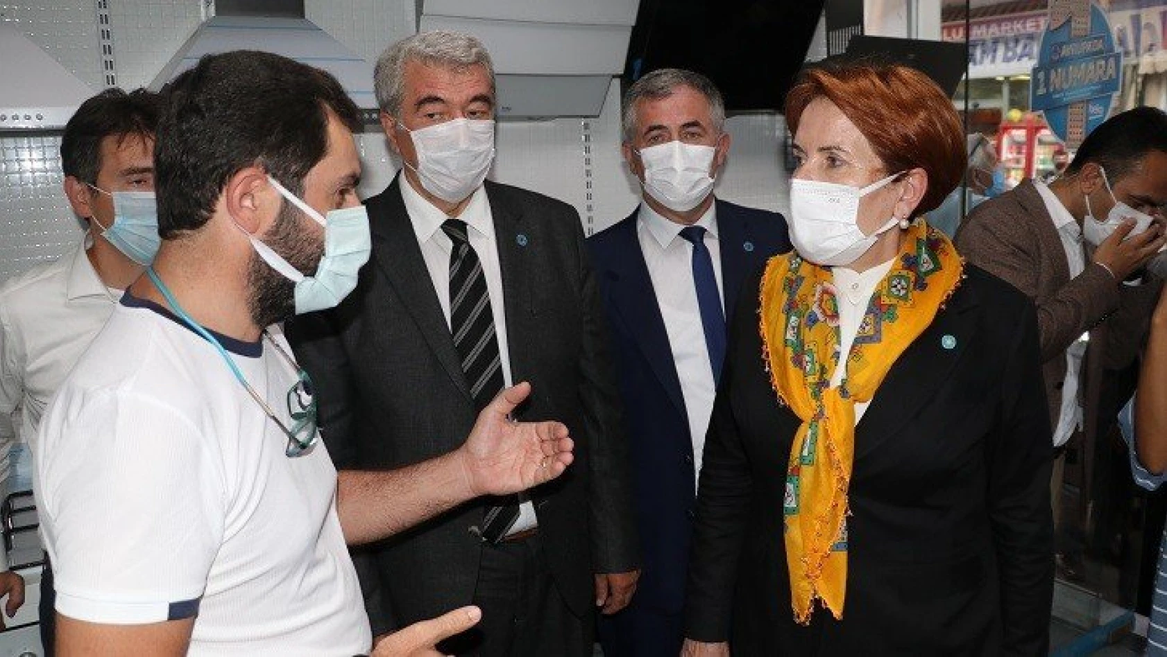 İYİ Parti Genel Başkanı Akşener, ilçe esnaflarını ziyaret etti