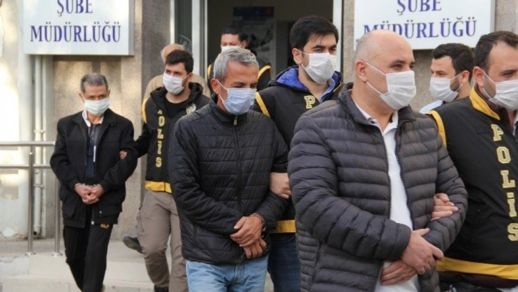 İzmir'deki depremde yıkılan binalarla ilgili 7 kişi tutuklandı