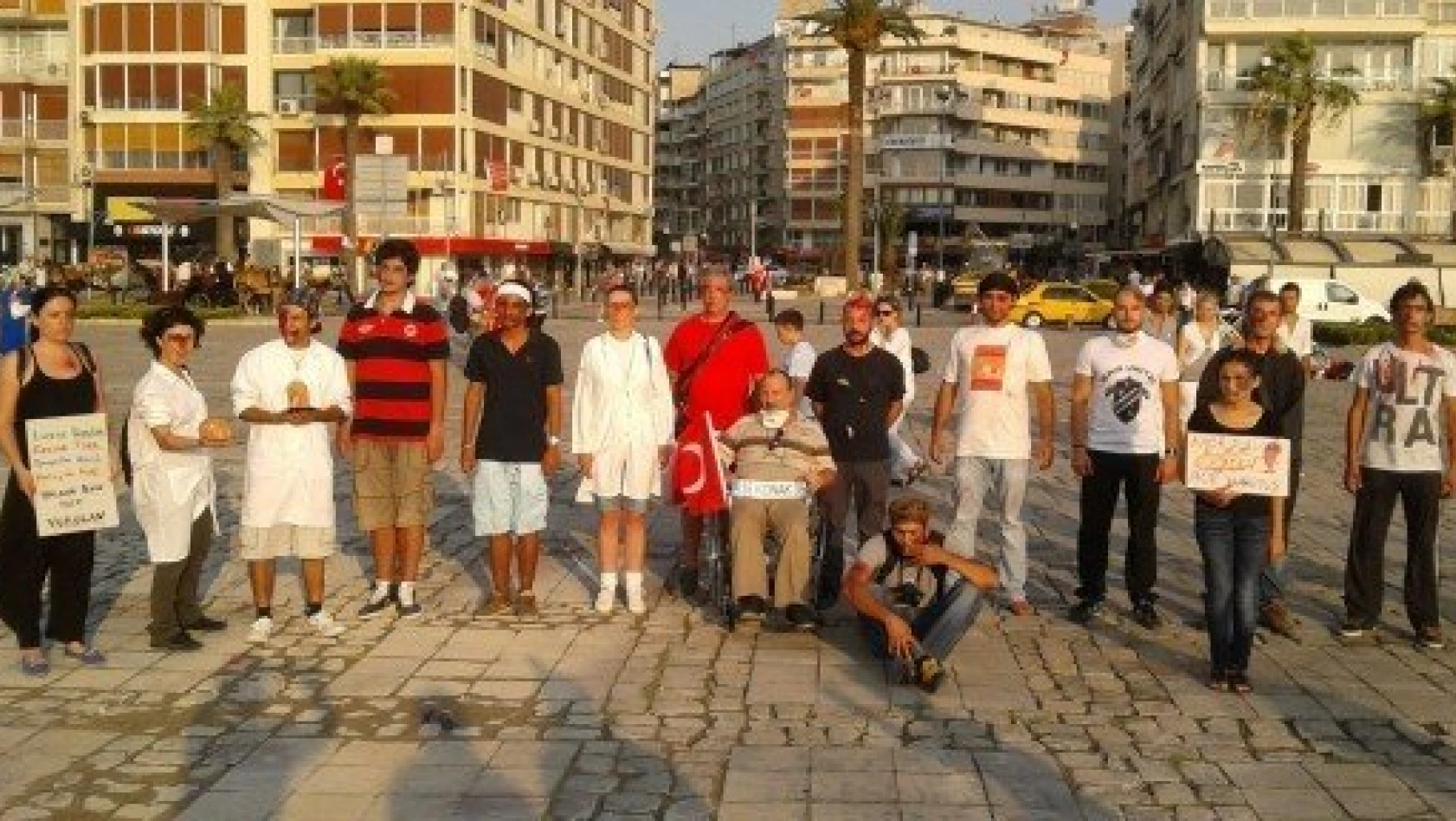 İzmir'de üç grup Gezi Parkı ve Lice olaylarını protesto etti