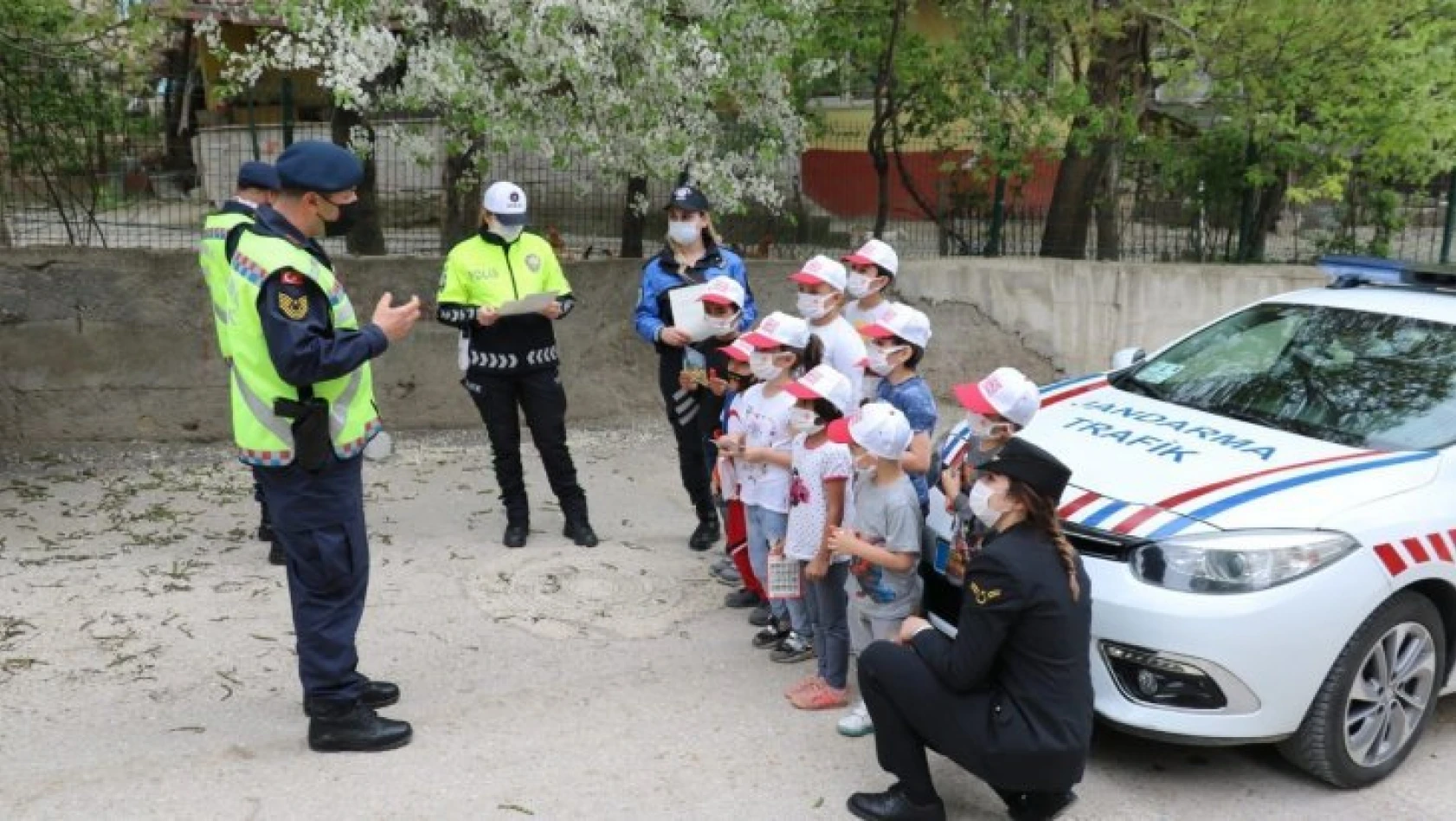 Jandarma, EBA üzerinden çocuklara trafik kurallarını anlattı