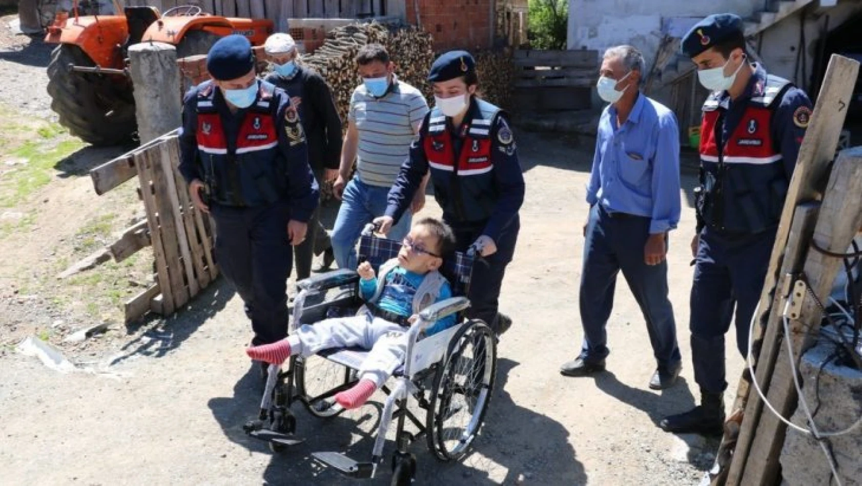 Jandarma, engellileri ziyaret etti