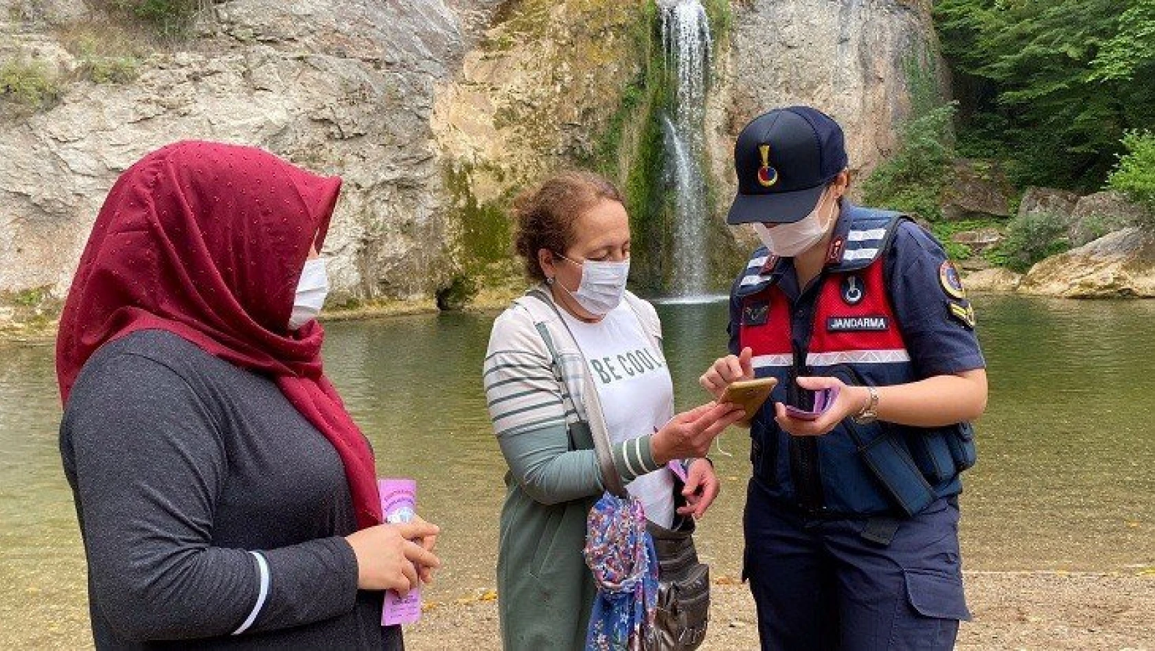 Jandarma ekipleri kadınlara KADES'i anlattı