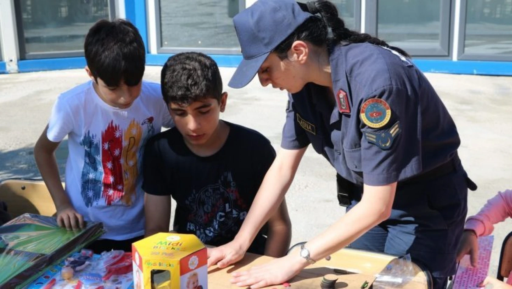Jandarma, selden etkilenen çocuklara oyuncak dağıttı