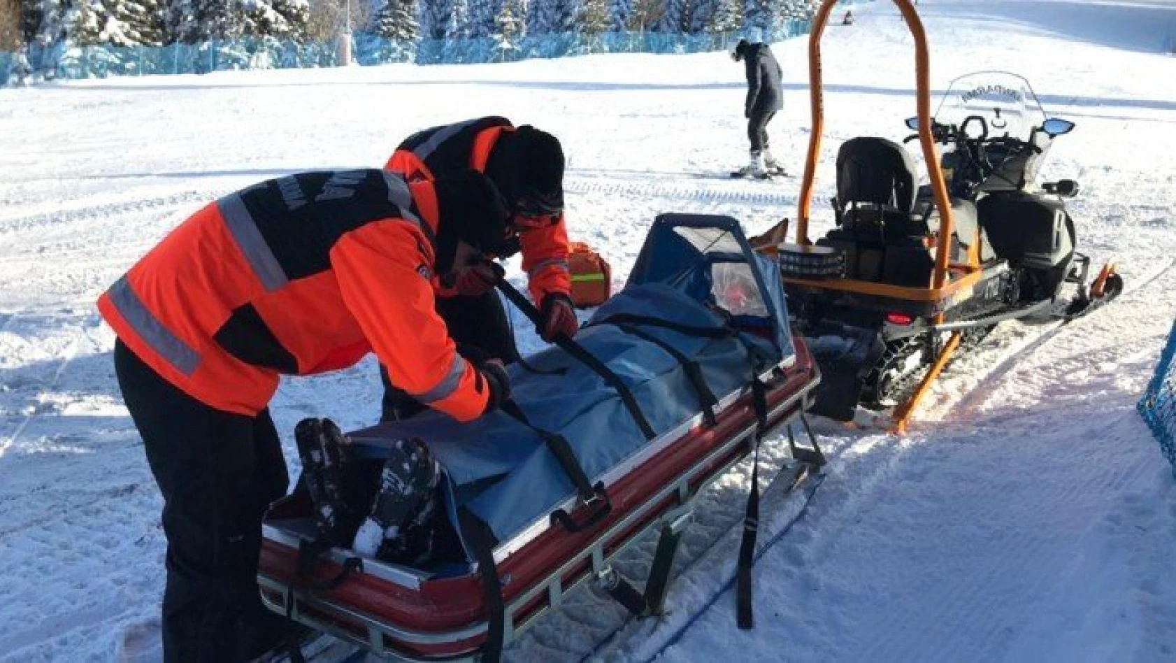 Jandarma, kaza geçiren 20 kayakçıya müdahale etti