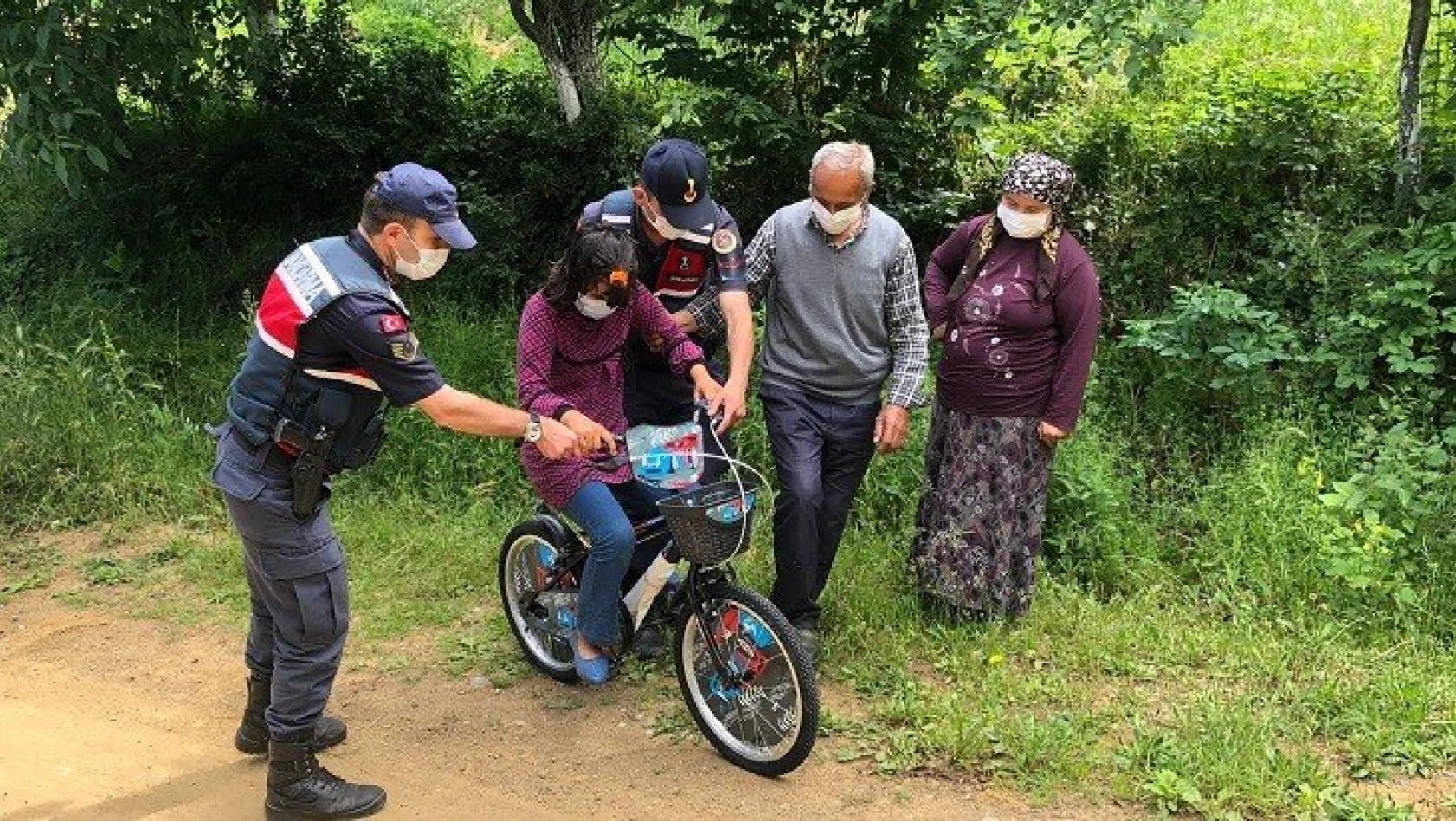Jandarma, meyve ikram eden çocuğa bisiklet aldı