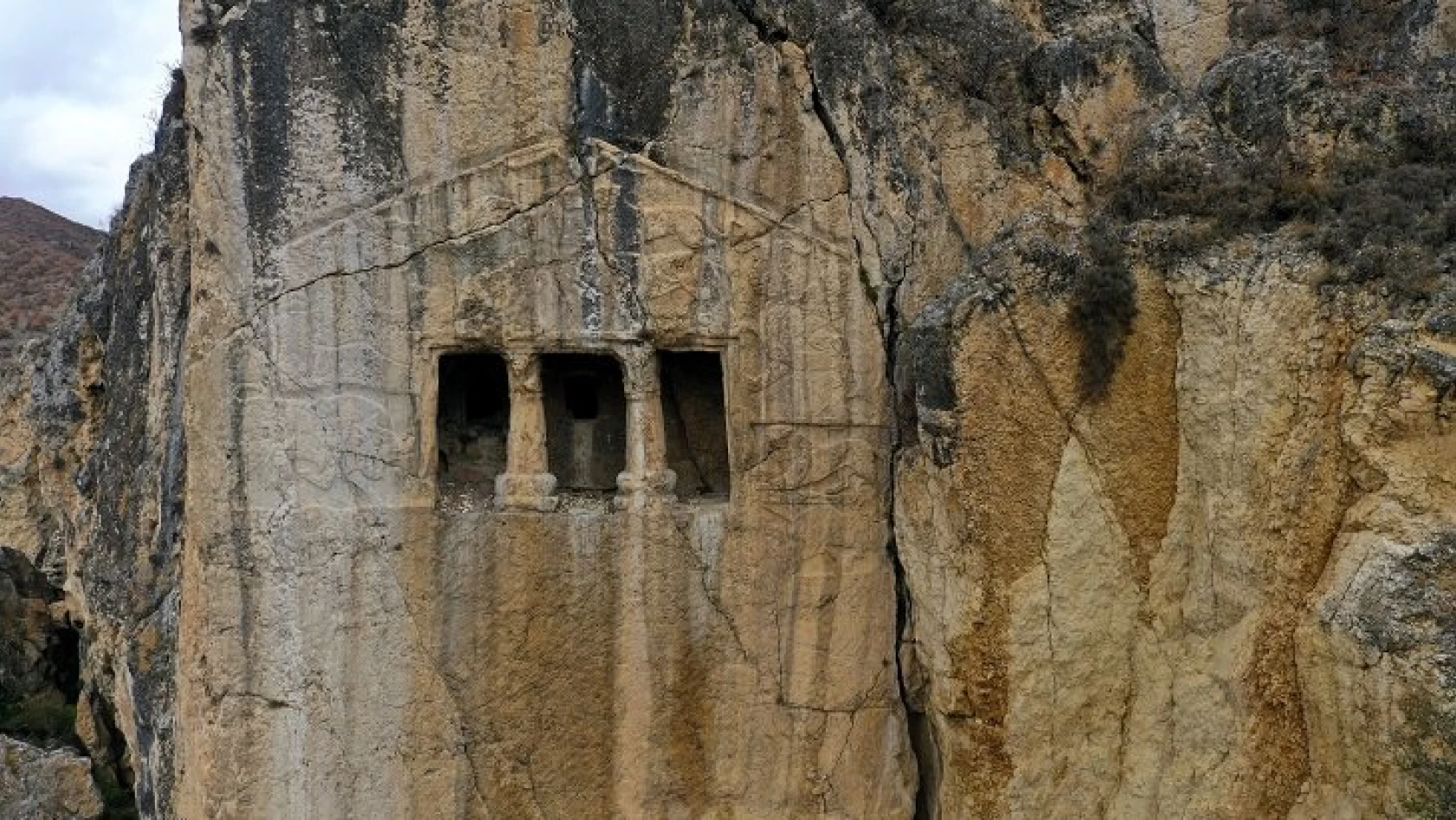 Kale Kapı Kaya Mezarı mitolojik kabartmalarıyla öne çıkıyor