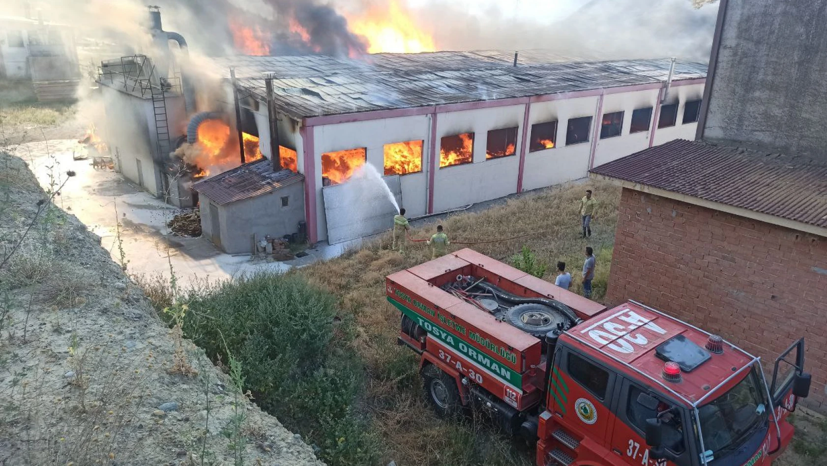 Kapı fabrikası yangını kontrol altına alındı