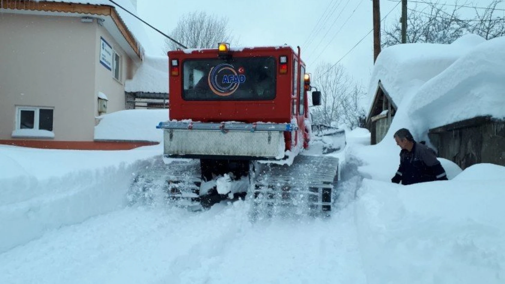 Kar nedeniyle köyde mahsur kalan 2 hasta ekiplerce kurtarıldı
