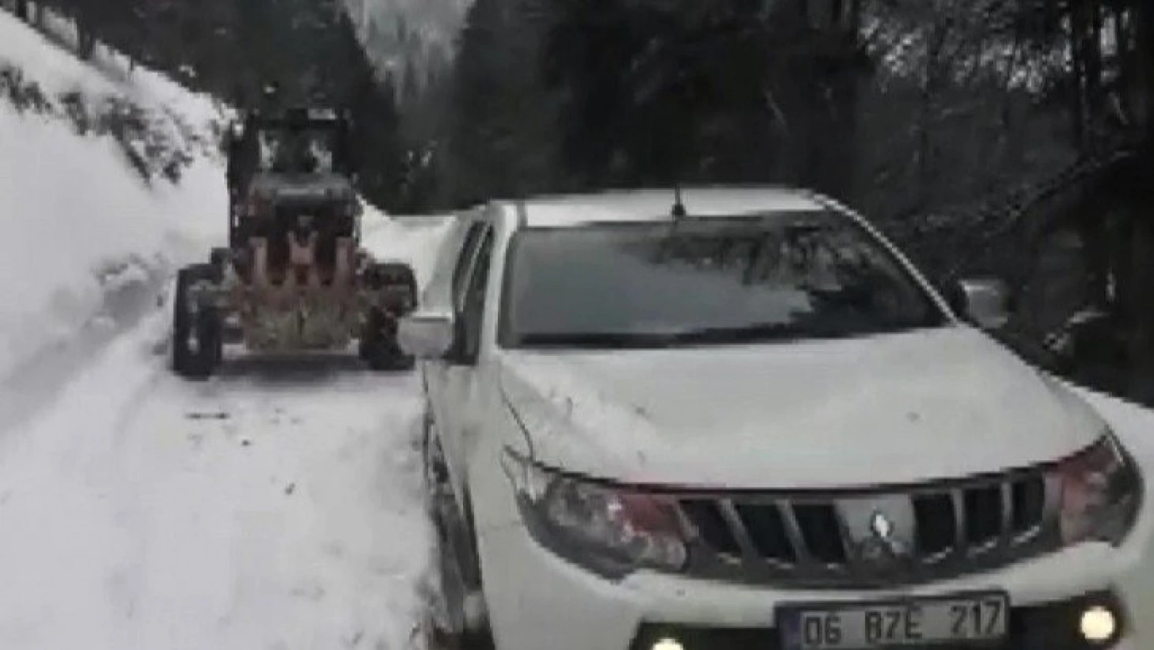 Kar nedeniyle mahsur kalan araçtaki 2 kişi ekiplerce kurtarıldı