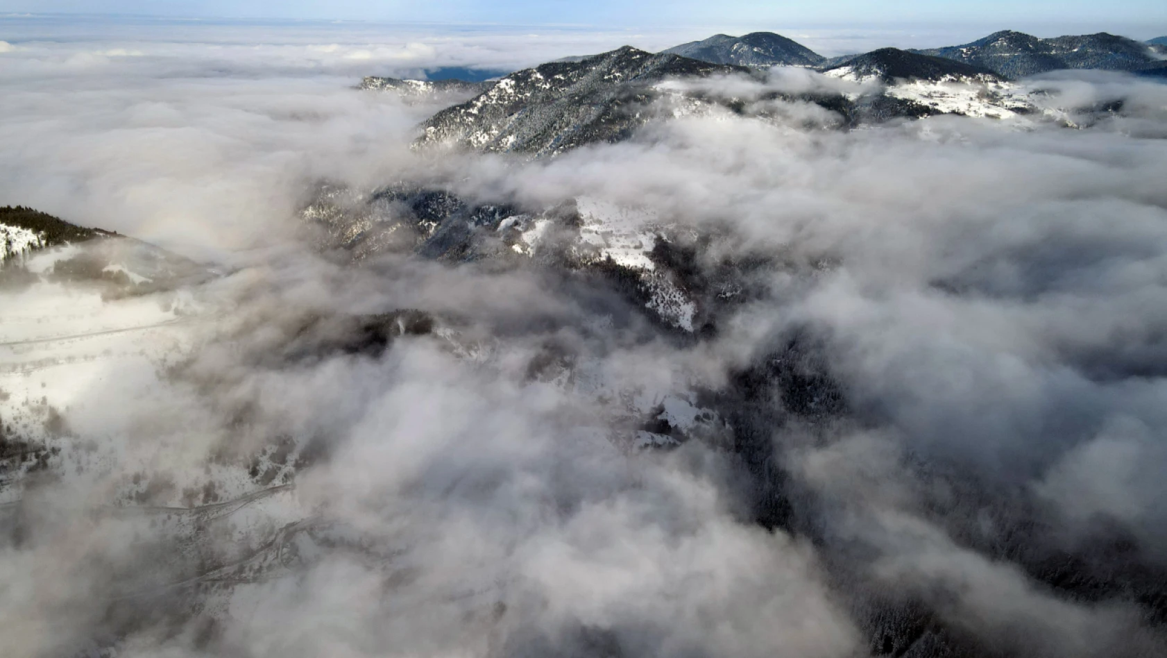 Kar ve sisli Küre Dağları havadan görüntülendi