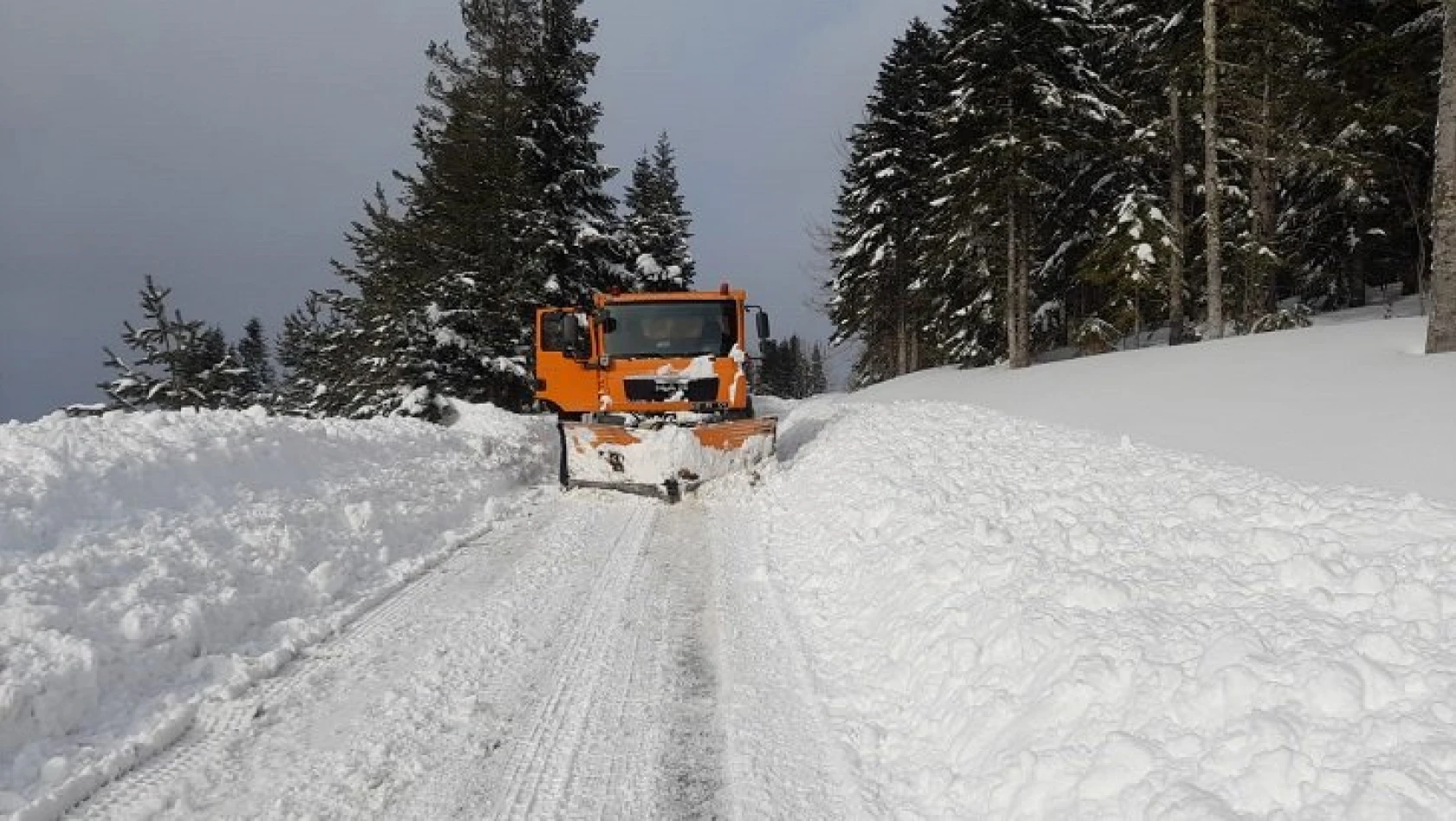 Kardan ulaşıma kapanan 423 köy yolu açıldı
