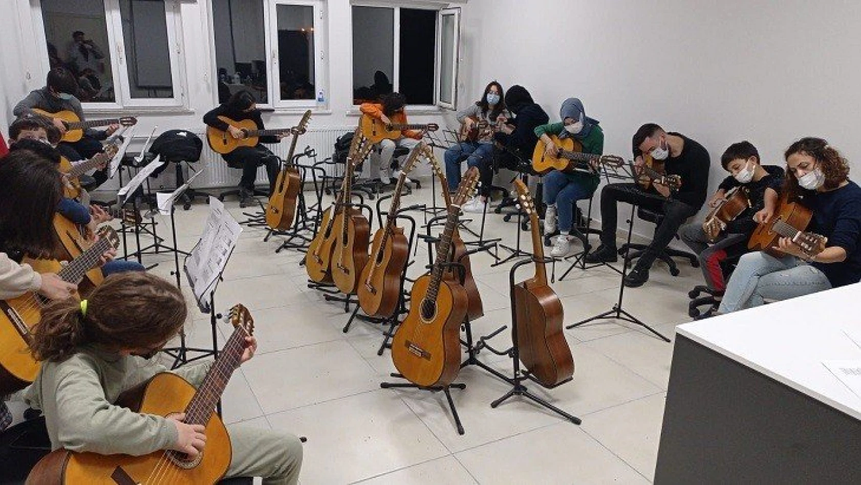 KASMEK'te ikinci grup gitar kursu başladı