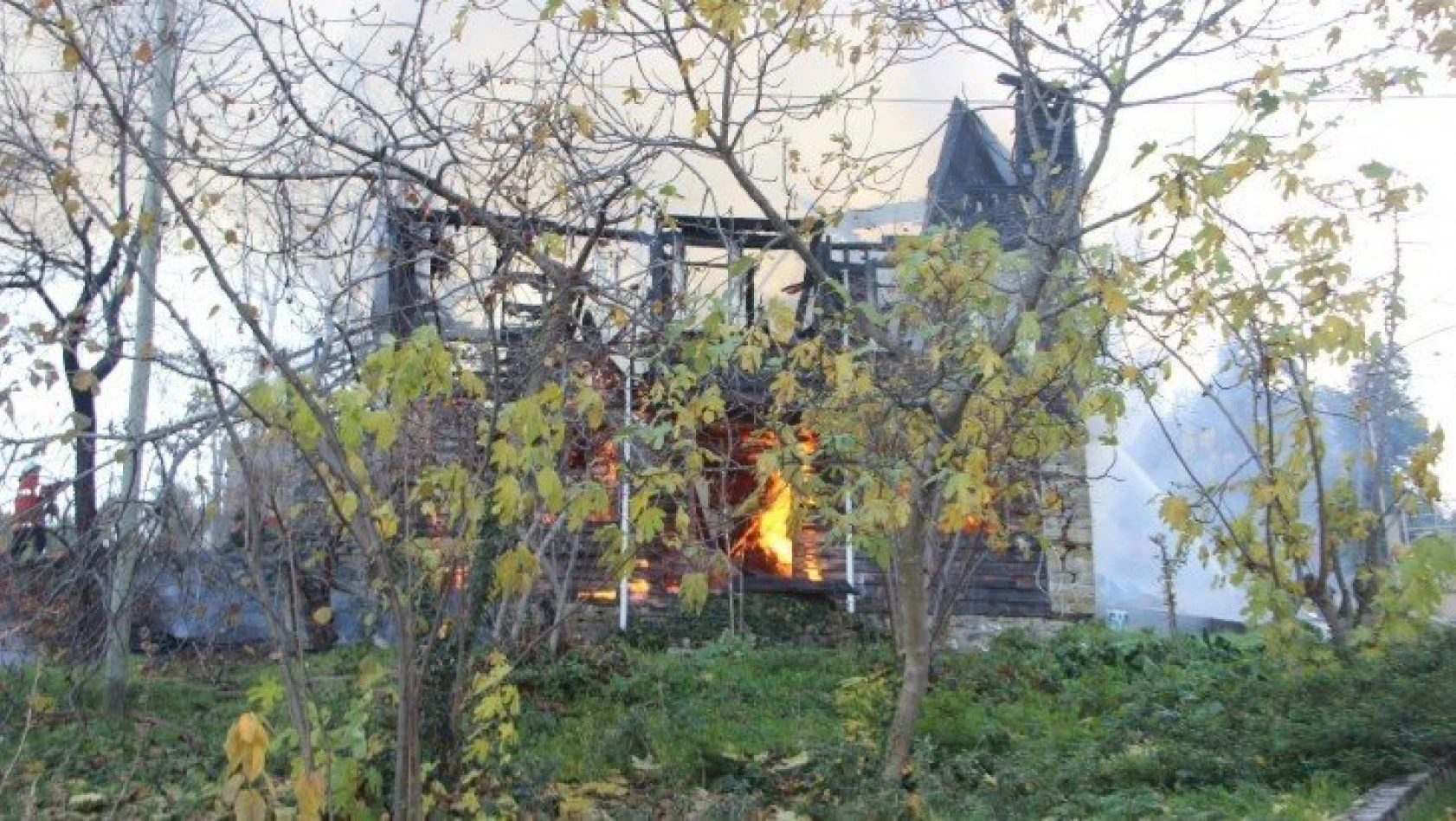İnebolu'da 2 katlı ahşap ev yanarak kullanılamaz hale geldi