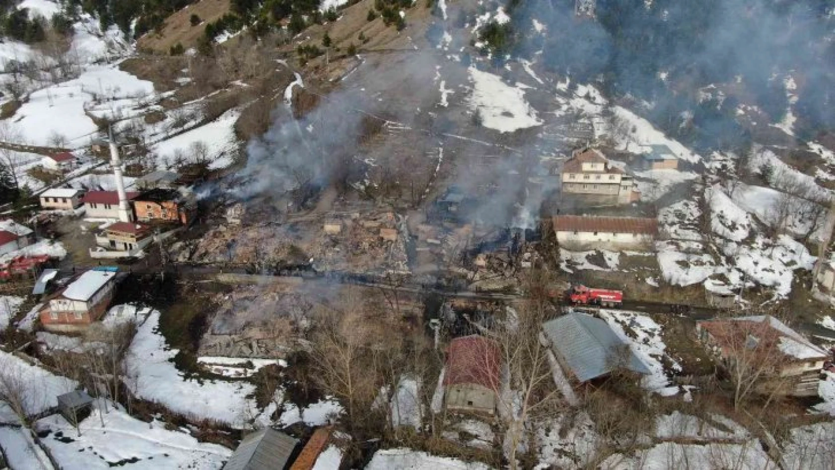 Haydarlar köyünde yangın! 7 ev, 7 ahır ve cami yandı