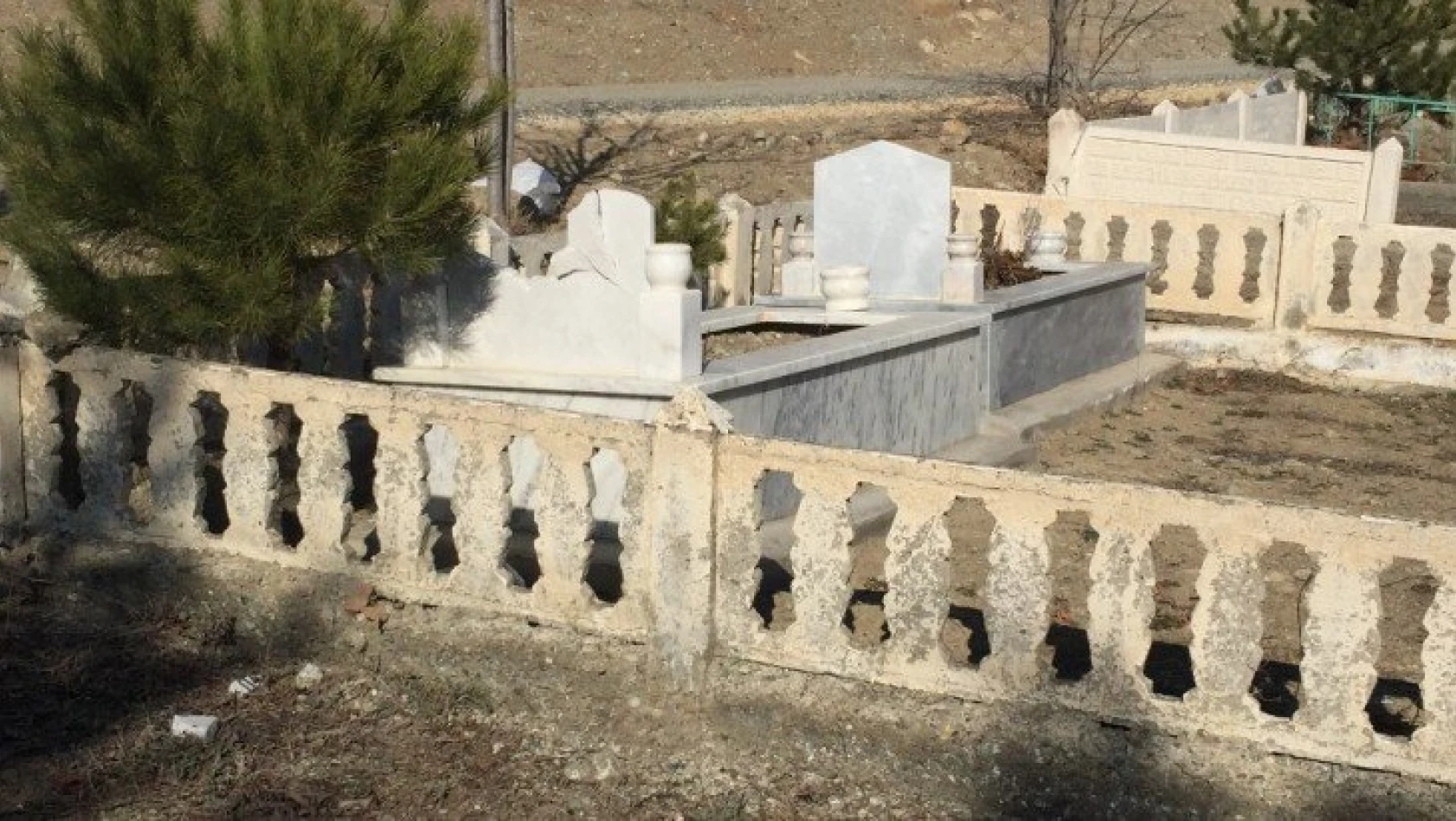 Tosya'da bir mezarın taşları tahrip edildi