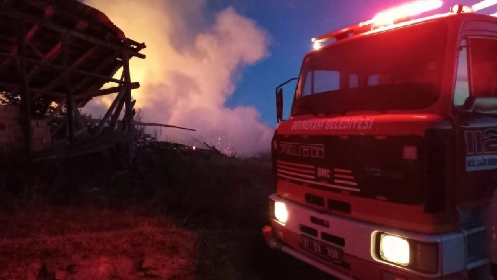 Daday ve Pınarbaşı'da yangın: 4 ev, 2 samanlık ve 3 ahır yandı