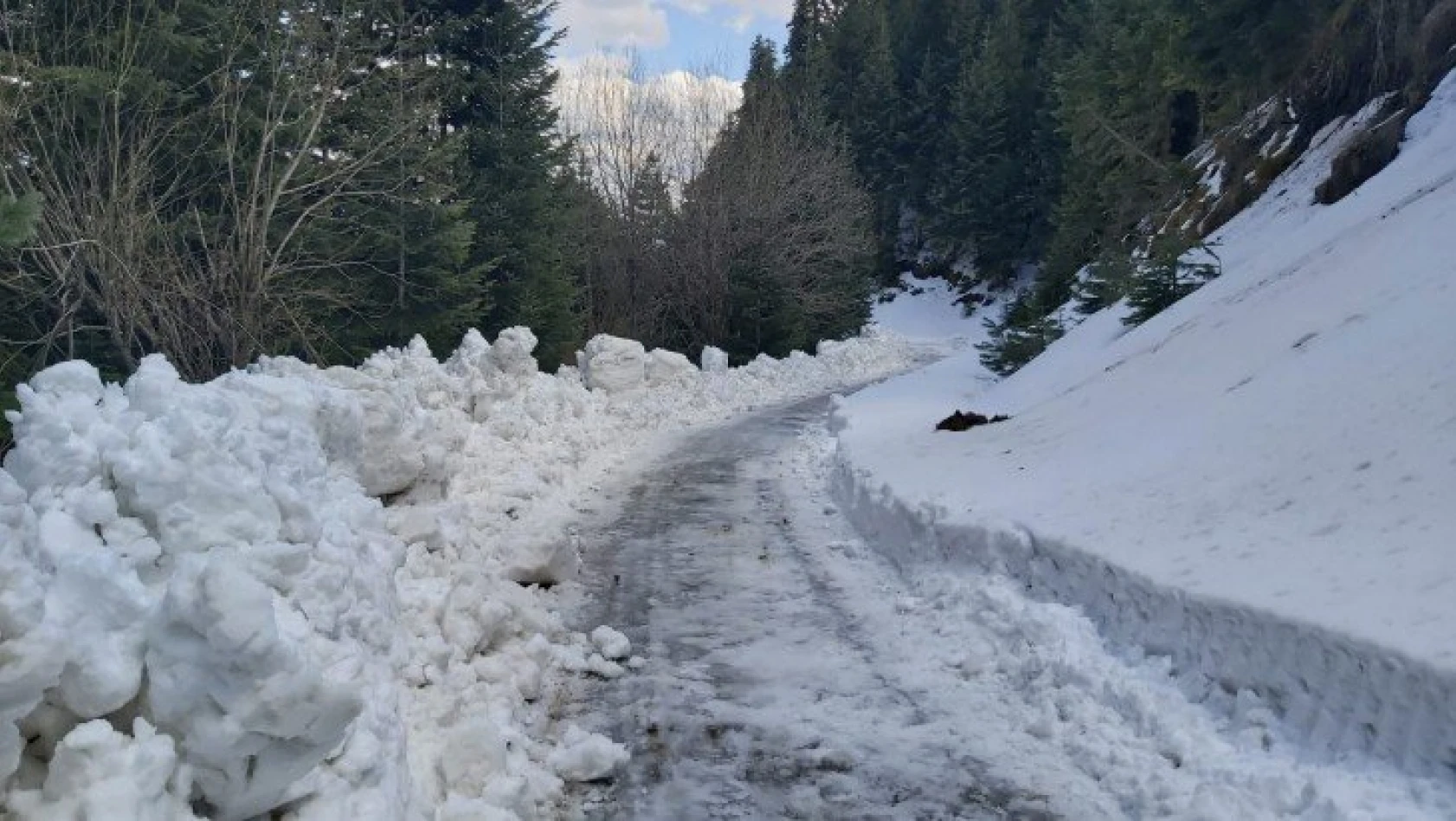 Kastamonu'da ekipler, ilkbaharda karla mücadele çalışması yaptı