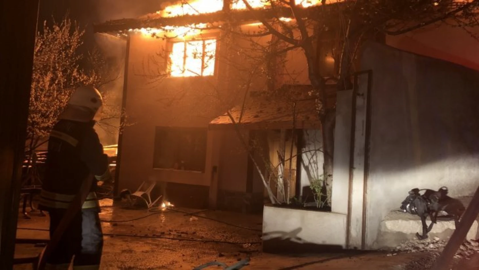 Kastamonu'da yangın: 4 ev alevlere teslim oldu