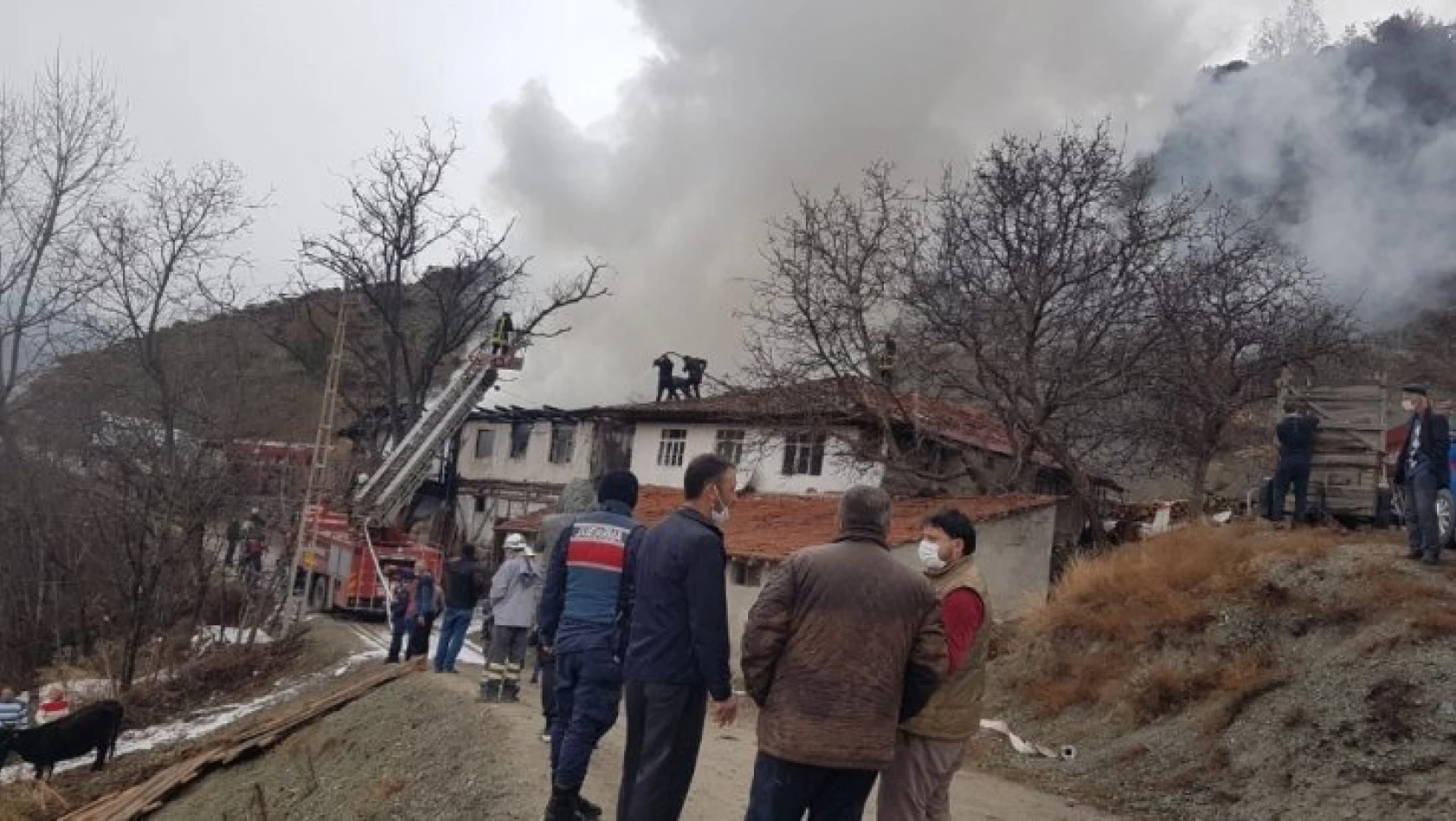 Tosya'da 2 katlı ev ile ahır ve odunluk yandı