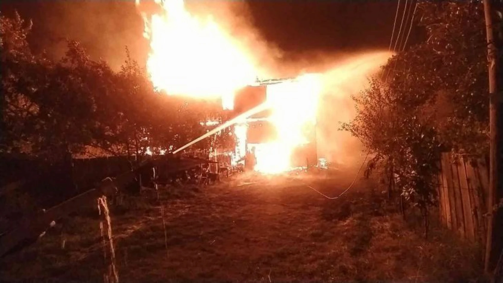 İki katlı ahşap ev alev alev yandı: 1 yaralı