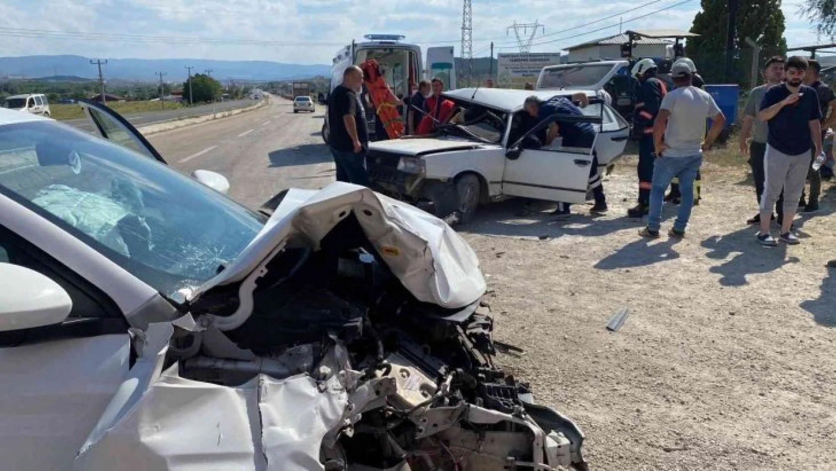 Taşköprü'de iki otomobil çarpıştı: 3 yaralı