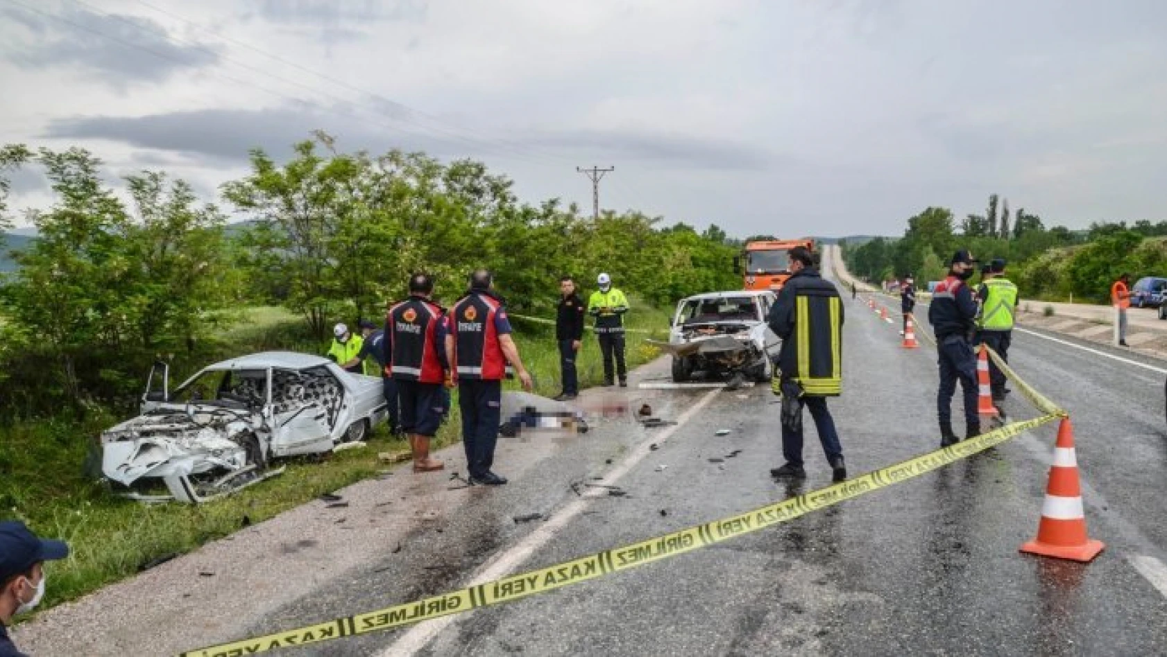 Kastamonu'da iki otomobil kafa kafaya çarpıştı: 2 ölü, 1 yaralı