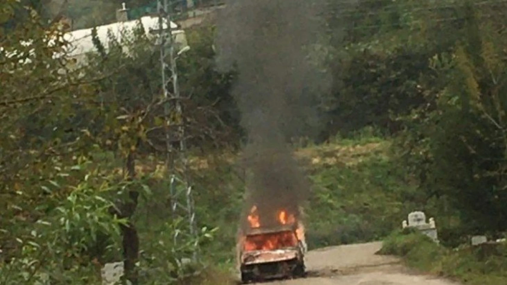 Cide'de otomobil alev alev yandı