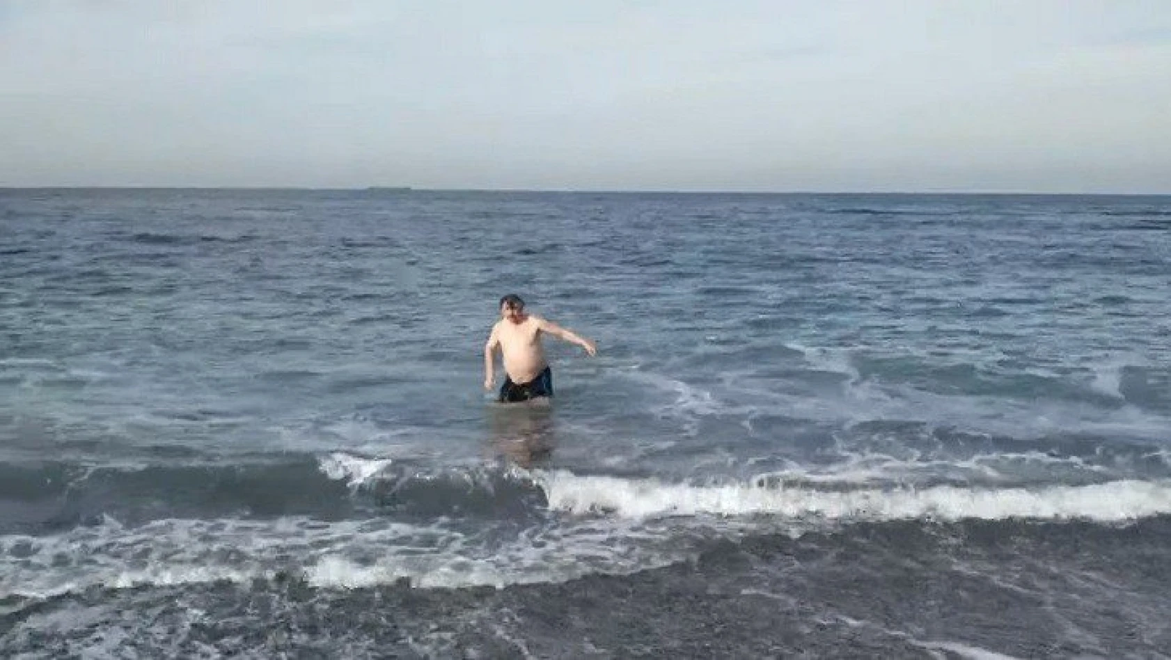Kastamonu'da sıcak havayı fırsat bilen bir kişi denize girdi
